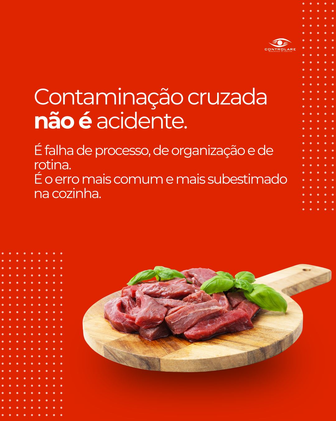 Contaminação cruzada em cozinha — separação inadequada entre alimentos crus e cozidos